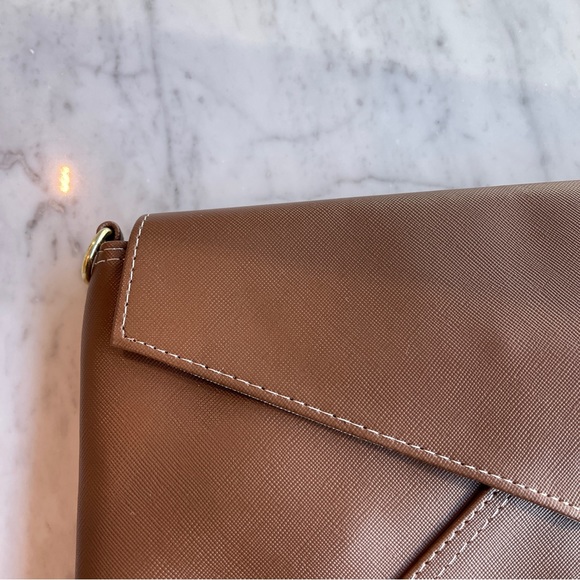 Classy Medium Clutch with Removable Shoulder Strap - Perfect for Any Occasion - Picture 4 of 14